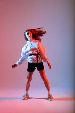 Stüdyoda poz veren genç ve güzel bir dansçı.