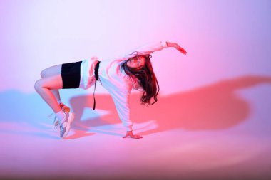 Stüdyoda poz veren genç ve güzel bir dansçı.