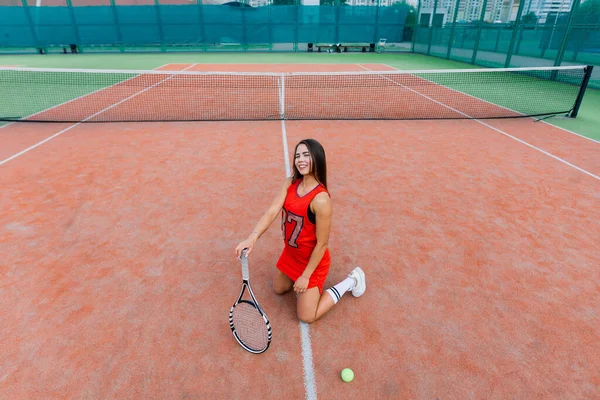 Vacker Kvinnlig Tennisspelare Tennisbana Röd Klänning — Stockfoto