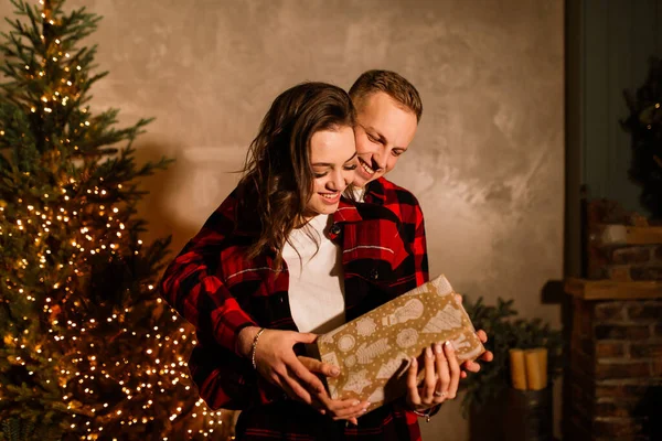 Мужчина Удивляет Женщину Рождество Любящую Целующуюся Пару — стоковое фото