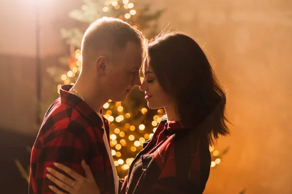 Hombre Sorpresa Mujer Para Navidad Amar Besar Pareja — Foto de Stock