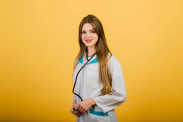 Freundliche Ärztin Lächelt Isoliert Auf Gelbem Hintergrund Studio — Stockfoto