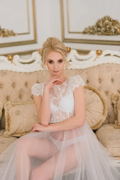 Mattina Una Bella Giovane Sposa Abito Boudoir Studio Interni — Foto Stock