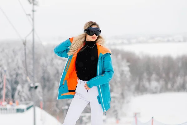 Donna Abbigliamento Sportivo Snowboarder Posa Occhiali Sole Con Uno Snowboard — Foto Stock