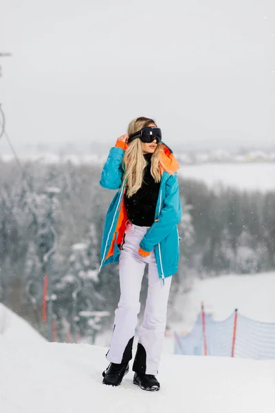 Γυναίκα Στον Αθλητισμό Φορούν Snowboarder Ποζάρουν Γυαλιά Ηλίου Ένα Snowboard — Φωτογραφία Αρχείου