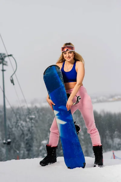 Menina Feliz Snowboarder Posando Óculos Sol Com Snowboard — Fotografia de Stock