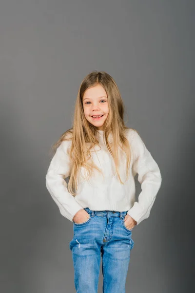 Retrato Chica Hermosa Alegre Segura Misma Aislada Gris — Foto de Stock