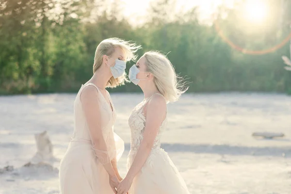 Casamento Casal Lésbico Areia Branca Use Máscaras Para Evitar Epidemia — Fotografia de Stock