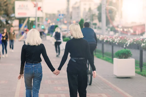 Duas Jovens Mulheres Andando Sorrindo Abraçando Beijando Livre — Fotografia de Stock