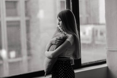 Yalnız üzgün kadın, derin düşünceler içinde evinde, depresyonda.