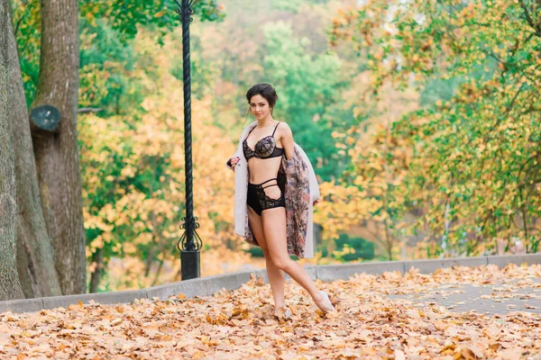 Sexy Brunette Female Autumn Forest Public Park Sport Slender Body — Stock Photo, Image