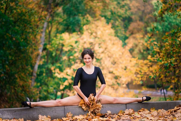Sonbahar Ormanı Halk Parkında Seksi Esmer Kadın Spor Ince Vücut — Stok fotoğraf