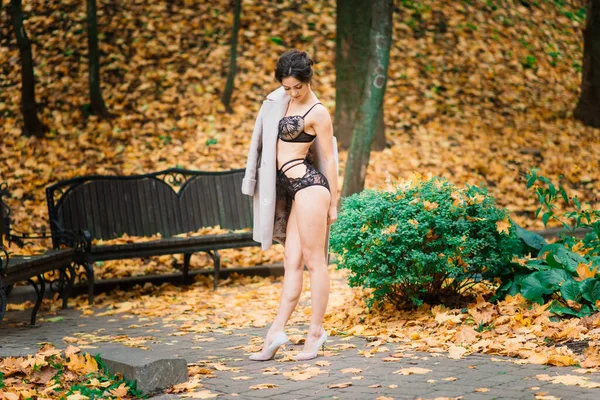 秋の森 公園でセクシーなブルネットの女性 スポーツ スレンダーなボディ — ストック写真