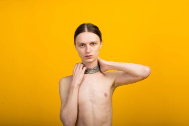 Metal zincirli genç bir kadın. İnce vücut, çift cinsiyetli.