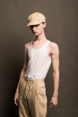 Genç ve çekici bir adamın portresi. Androgyn modeli, stüdyo