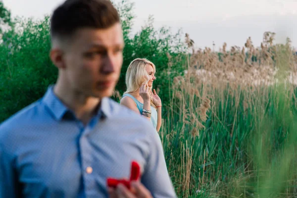 Homem Perguntar Namorada Ela Quer Casar Com Ele Pôr Sol — Fotografia de Stock