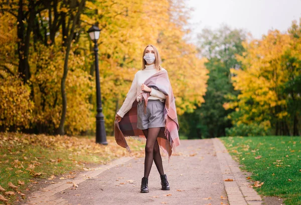 Young Woman Protecting Corona Virus Walking Park Autumn Background — Stock Photo, Image