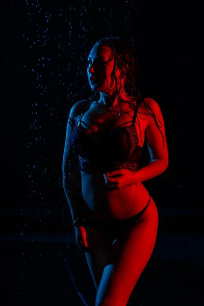 Жінка Білій Сорочці Краплями Води Темній Кімнаті Освітленій Світлом Під — стокове фото