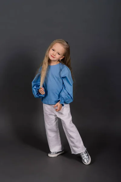 Niña Rubia Riendo Sentada Suelo Posando Aislada Sobre Azul Infancia — Foto de Stock