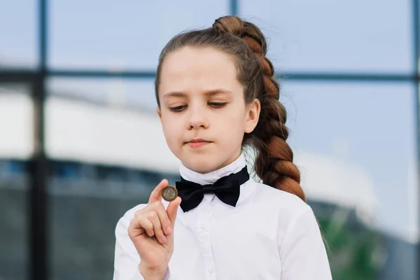 可愛いです白人のティーンの女の子の肖像コインを保持 お金とビジネスコンセプトの節約 ストック写真 C Ovanes81 可愛いです白人のティーンの女の子の肖像コインを保持 お金とビジネスコンセプトの節約 ストック写真 C Ovanes81