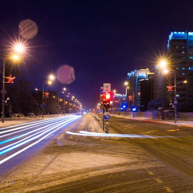 Kış gecesinde yol, şehir, arabalar, ışık hızı