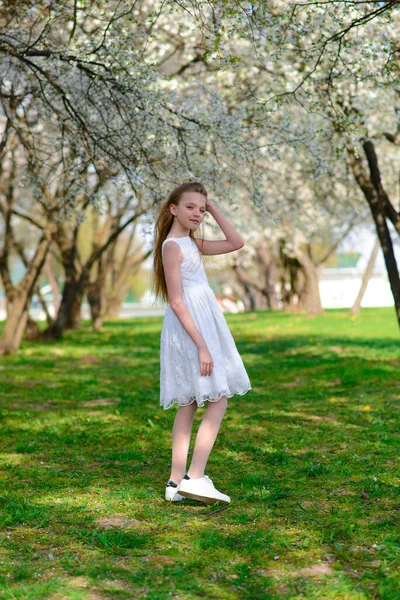 Schöne Blauäugige Mädchen Mit Langen Blonden Haaren Einem Weißen Kleid — Stockfoto