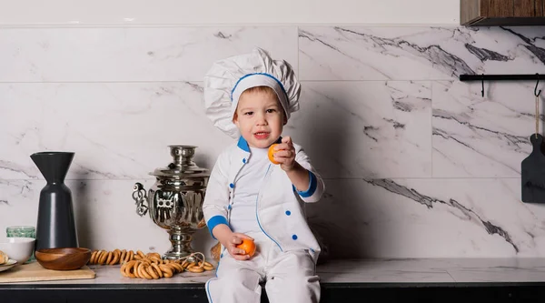 Pequeno Cozinheiro Bonito Com Talheres Sentado Cozinha Irmãos Gêmeos Tangerina — Fotografia de Stock