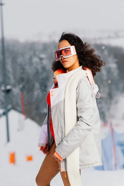 アフリカ系アメリカ人スキーヤー女性です水着で楽しい顔の表情を持つスノーボードグラス — ストック写真