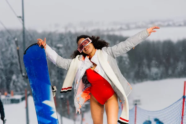 Afroamerikansk Skidåkare Kvinna Baddräkt Med Snowboard Glasögon Med Glada Ansiktsuttryck — Stockfoto