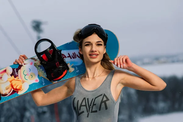 Mulher Atraente Vestida Maiô Com Snowboard Uma Encosta — Fotografia de Stock