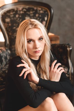 Siyah elbiseli kadın. Stüdyoda poz veren muhteşem genç bayan.