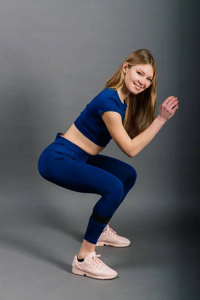 Jovem Mulher Forma Treinamento Roupas Esportivas Foto Estúdio — Fotografia de Stock