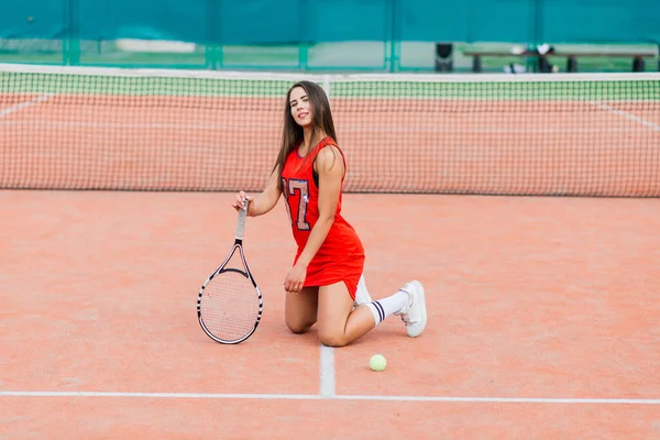 Mooie Vrouwelijke Tennisser Tennisbaan Rode Jurk — Stockfoto