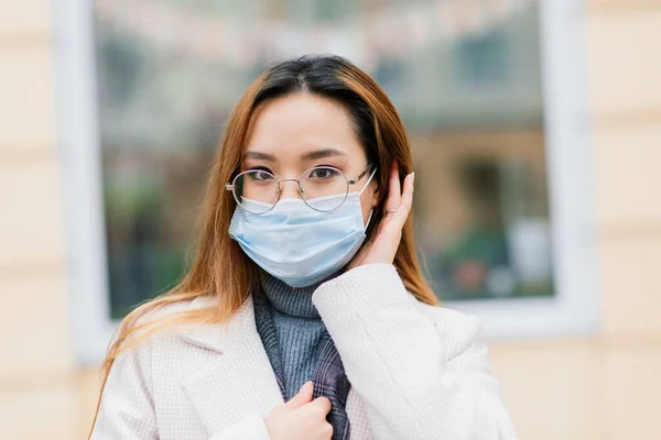 Femme Asiatique Avec Masque Chirurgical Protection Visage Dans Ville Café — Photo