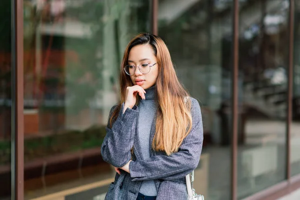 Jovem Mulher Asiática Triste Rosto Retrato Cidade Noite — Fotografia de Stock