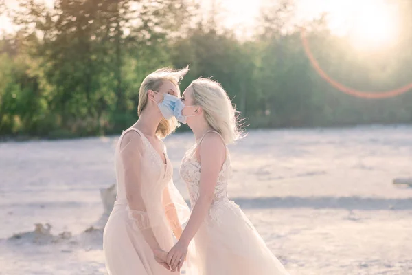 Lezbiyen Çift Beyaz Kumda Evleniyor Salgın Covid Önlemek Için Maske — Stok fotoğraf