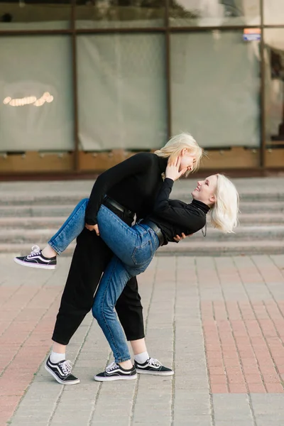 Dos Hembras Jóvenes Caminando Sonrientes Abrazando Besando Aire Libre — Foto de Stock