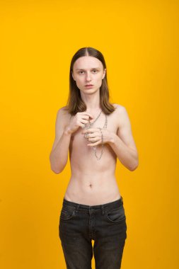 Metal zincirli genç bir kadın. İnce vücut, çift cinsiyetli.