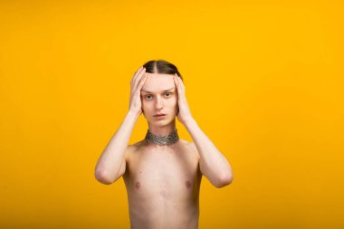 Metal zincirli genç bir kadın. İnce vücut, çift cinsiyetli.