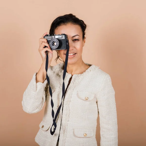 Atractiva Hembra Negra Afroamericana Usando Una Cámara Digital Slr Tomando — Foto de Stock