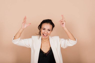 Vay canına. Stüdyonun arka planında izole edilmiş güzel bir kadın portresi. Genç, şaşırmış bir kadın el ele tutuşup kameraya bakıyor. İnsani duygular, yüz ifadesi kavramı.