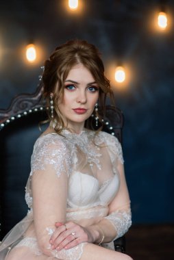 Güzel bir bahar gününde, çiçek açan elma bahçesinde güzel bir kız.