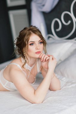 Güzel bir bahar gününde, çiçek açan elma bahçesinde güzel bir kız.