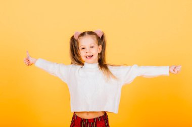 Mutlu küçük kız, stüdyo çekimi. Çocukların duyguları gülümser