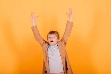 Kızıl saçlı çocuk duyguları şaşırtır. Eller kafada ve ağzı açık, insan yüzü duyguları.