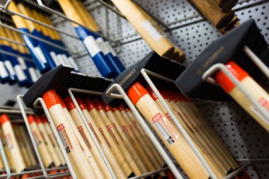 İnşaat deposunda satılık bir sürü İngiliz anahtarı var.