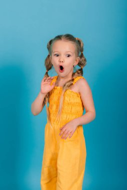 Bir kızın duygusal portresi. Stüdyo Çekimi.