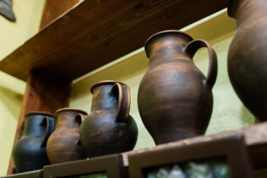 El yapımı çömlek testisi. Çömlek atölyesinde ateş etmeden önce el işi kil kahverengi sofra takımı, toprak kapları. Seramik ürün konsepti.