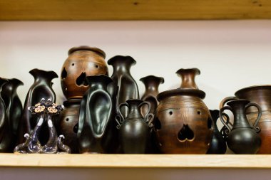 El yapımı çömlek testisi. Çömlek atölyesinde ateş etmeden önce el işi kil kahverengi sofra takımı, toprak kapları. Seramik ürün konsepti.