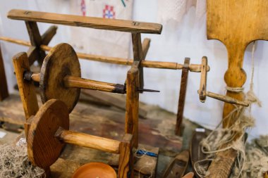 Minsk, Belarus - 02.03.2021. Köy evindeki eski ahşap çark.